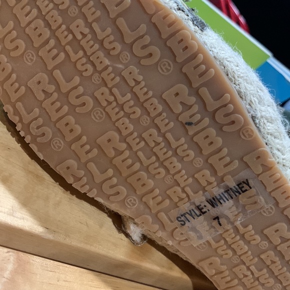 Rebels - distressed Slip ons Sneakers camo NWOT - Size 7 - Picture 3 of 3